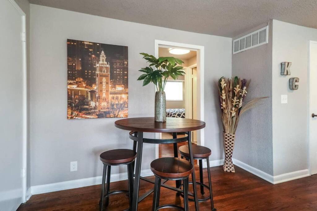 Villa HOLLY FIRST FLOOR 2 King Beds Kansas City Exterior foto